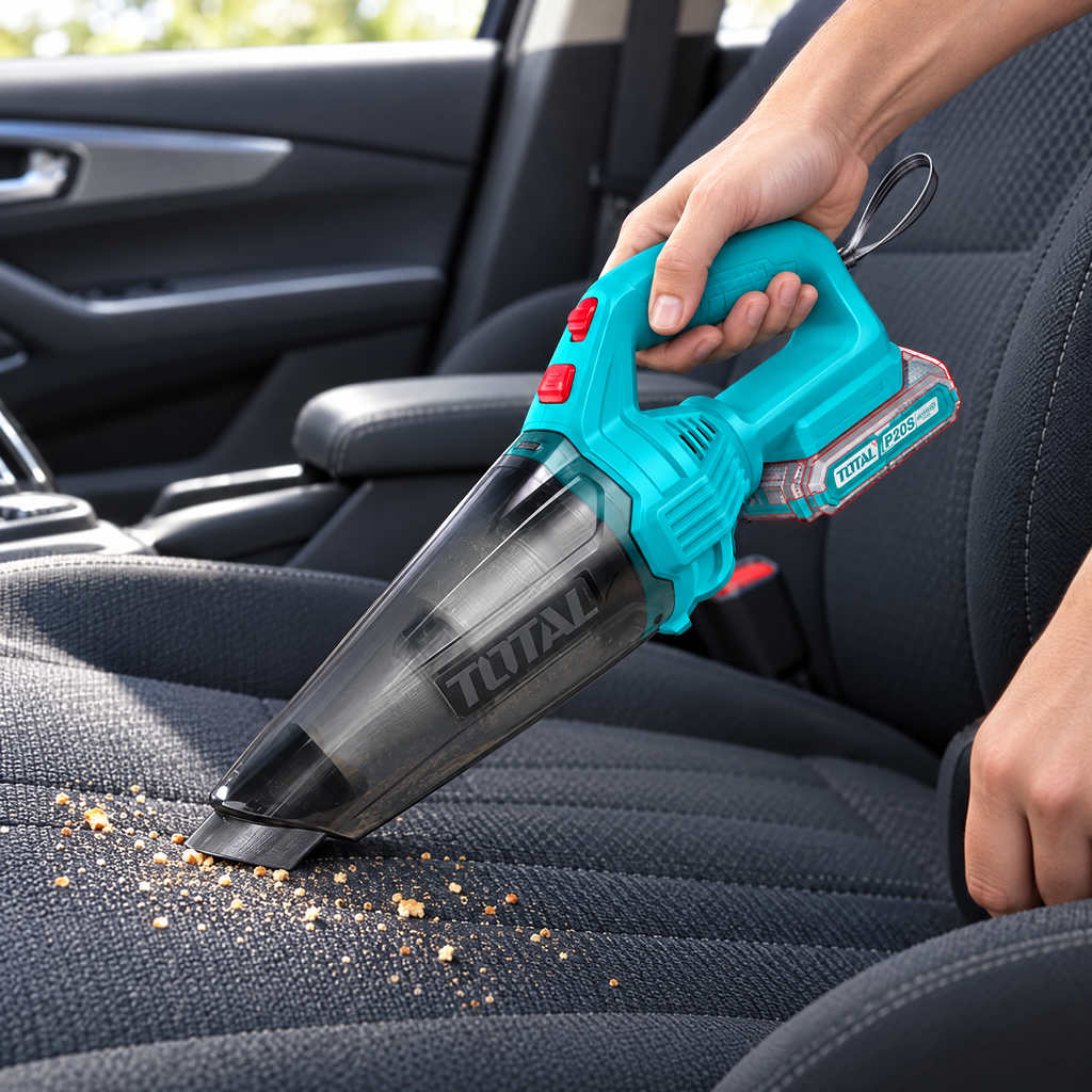 Aspiradora inalámbrica 20V Total limpiando el asiento de un carro