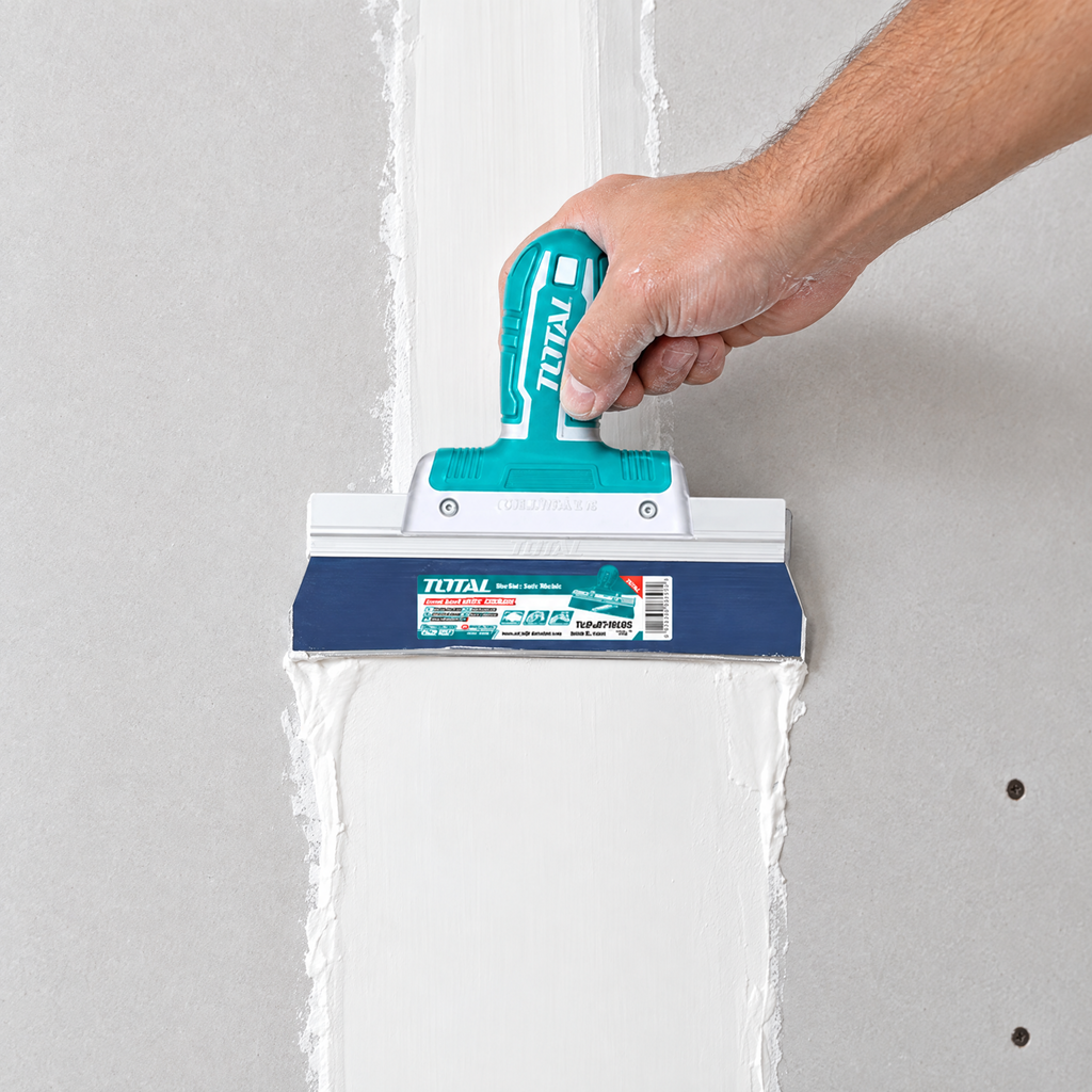 Espátula para drywall Total 10 pulgadas aplicando pasta