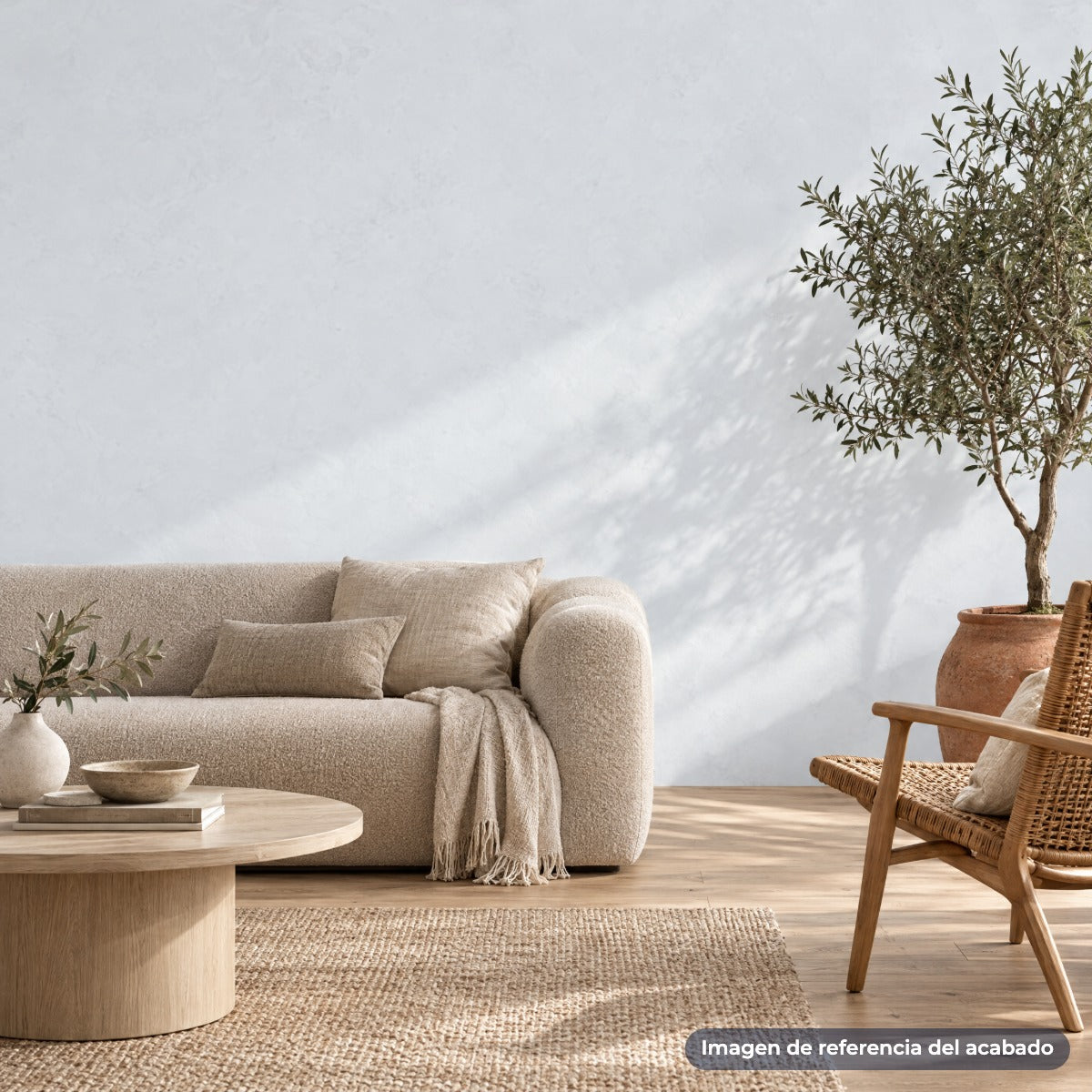 Imagen de referencia: sala con pared de microcemento blanco