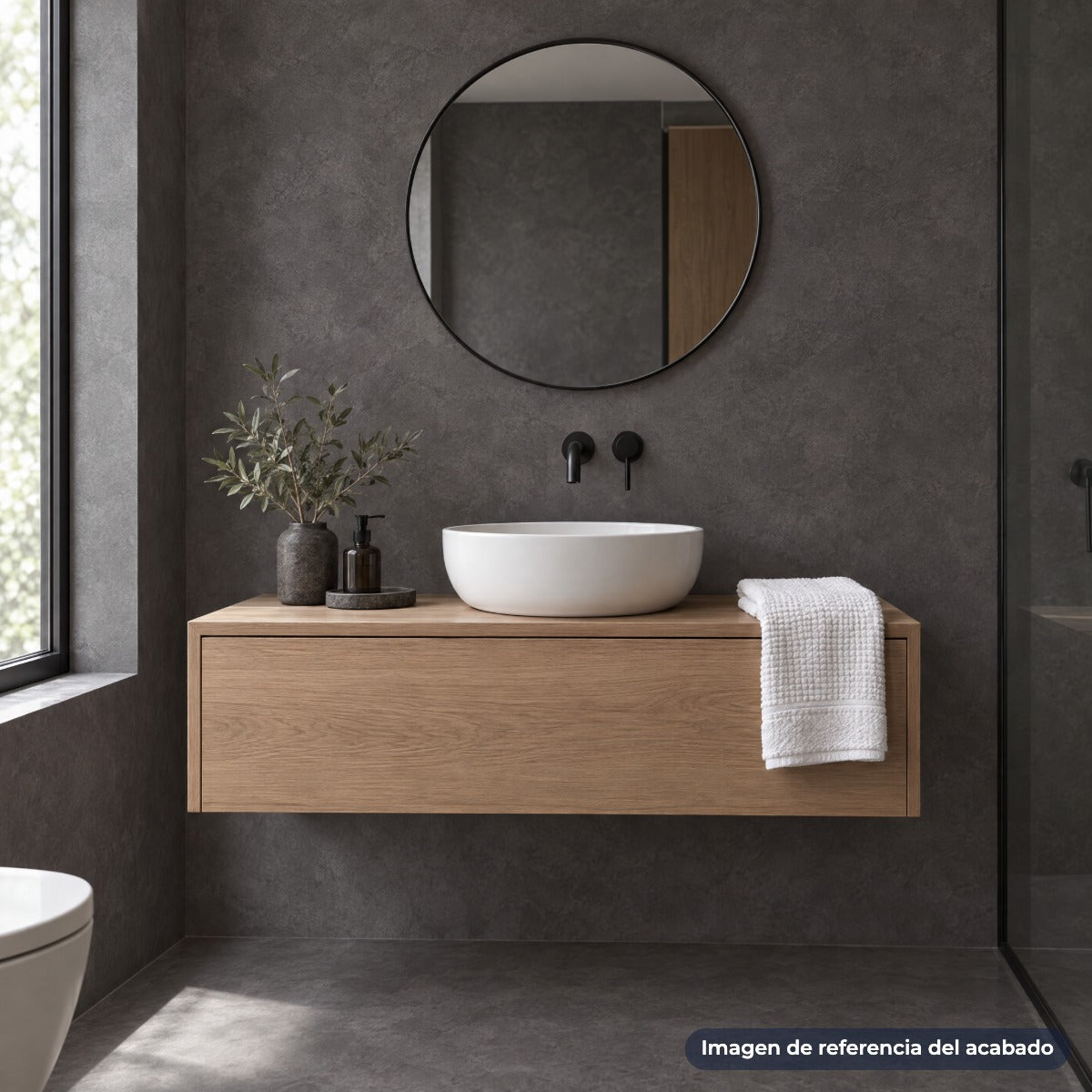 Imagen de referencia: baño con pared de microcemento grafito